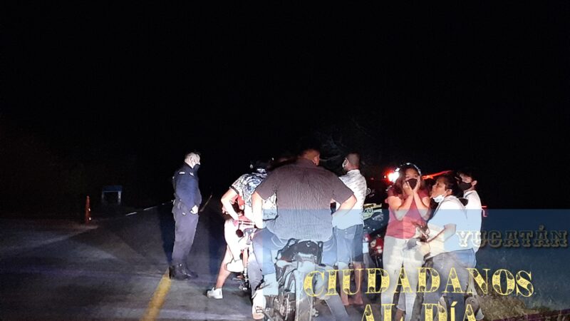 Jóvenes motorizados invaden por las noches el malecón de Dzilam de Bravo.