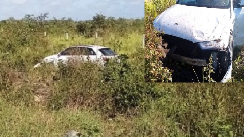 Por ir a exceso de velocidad se sale de la carretera y abandona su camioneta en Chemax