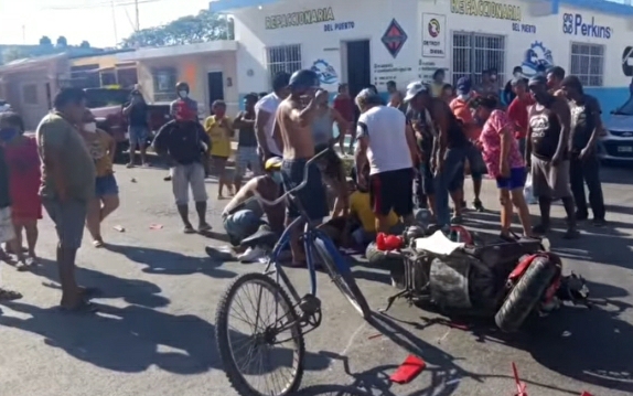 Motociclista se vuela un alto, lo chocan y lesionan en Progreso