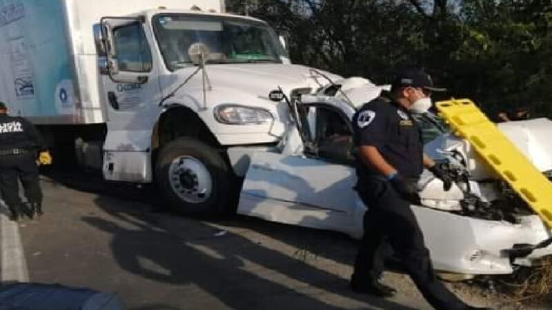 Tráilero rápido y furioso choca a tres vehículos y mata a una conductora en Chemax