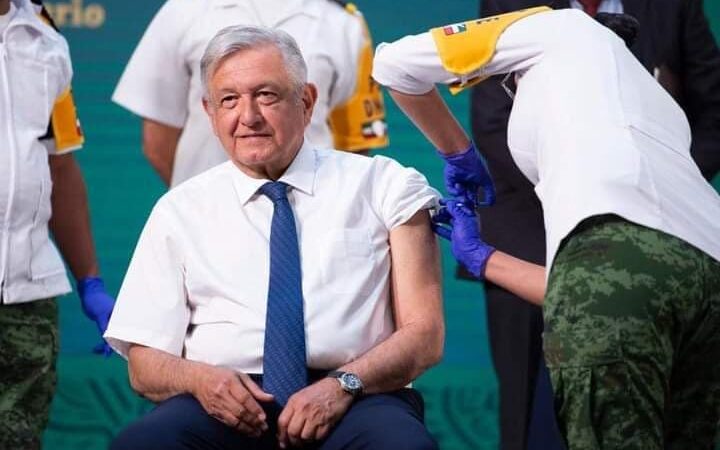 Esta mañana López Obrador “cabeza de algodón” se vacuno contra el Covid-19
