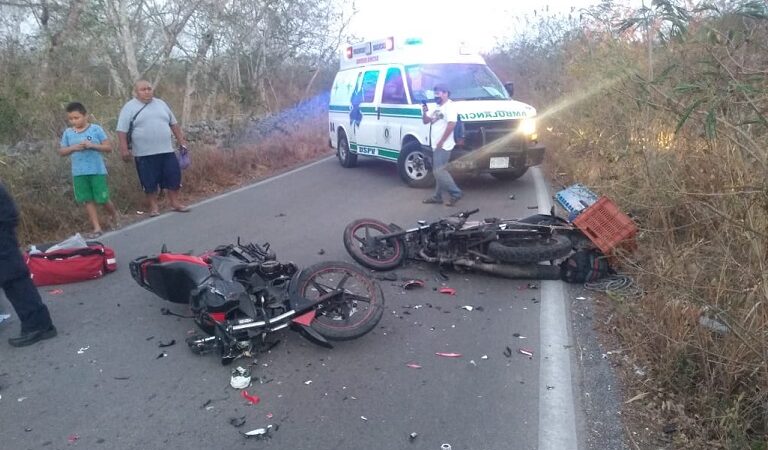 Dos motociclistas lesionados de gravedad, chocaron de frente en Motul