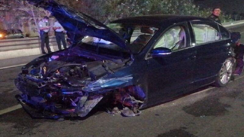 Mujer dormilona choca contra un muro metálico y desbarata su Jetta en la Mérida-Progreso
