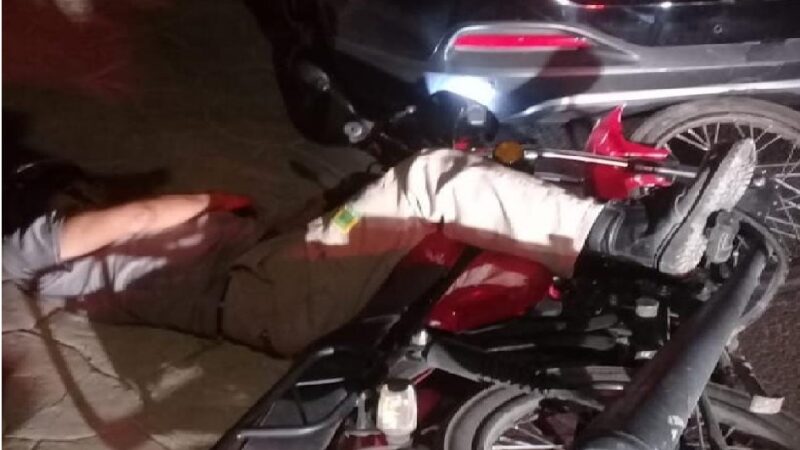 Por conducir distraído, un motociclista choca contra un Kia estacionado en Izamal
