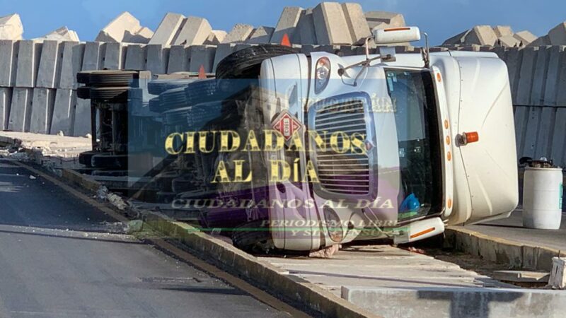 Vuelca una Pipa cargada de turbosina en la terminal remota de progreso