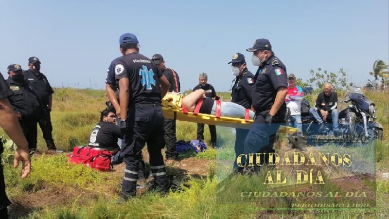 Par de motociclistas lesionados, se salieron en una curva en la carretera costera
