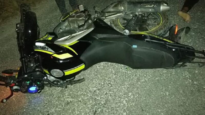 Joven motociclista rebasa por la derecha, derrapa y se lesiona de gravedad en Izamal