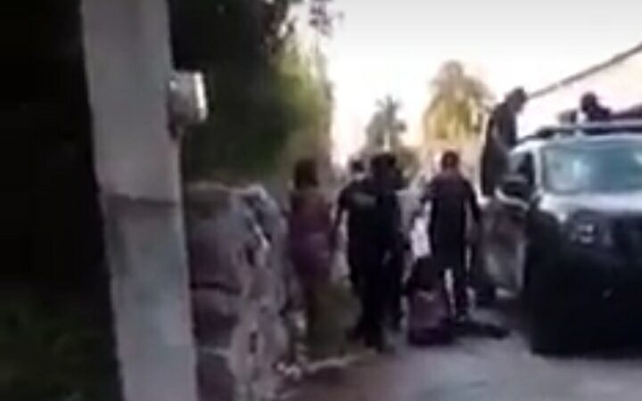 (Video) policía de Cansahcab golpeo a una embarazada y a un menor
