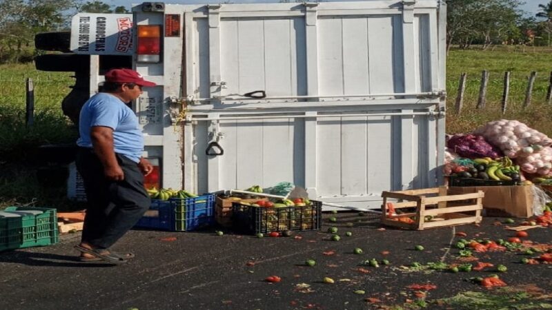Joven vuelca con una camioneta llena de frutas en Tizimín