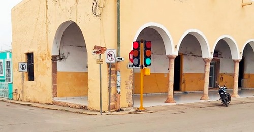 Colocan un nuevo un semáforo: El que había lo quemaron vándalos de Oxkutzcab