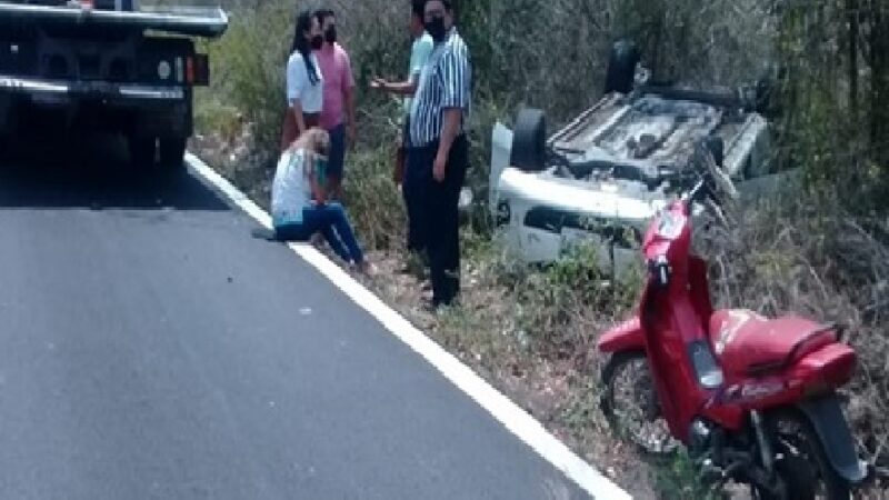 Con todo y su Attitude una mujer vuelca en la vía Mérida- Cancún