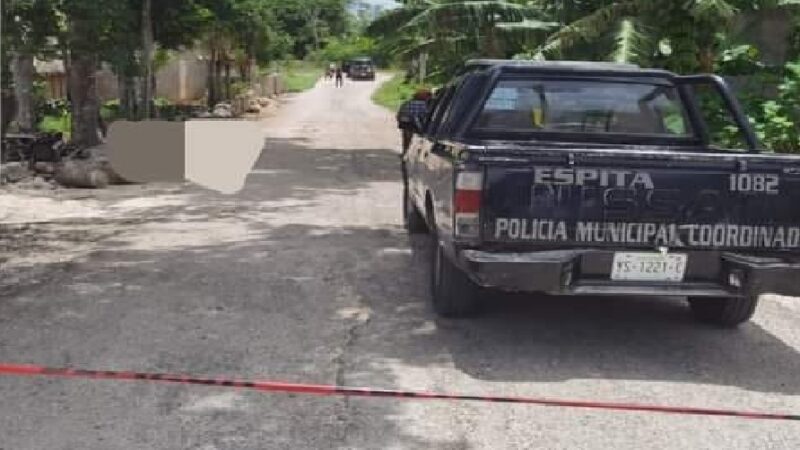 La muerte lo sorprende mientras platicaba con su familiar