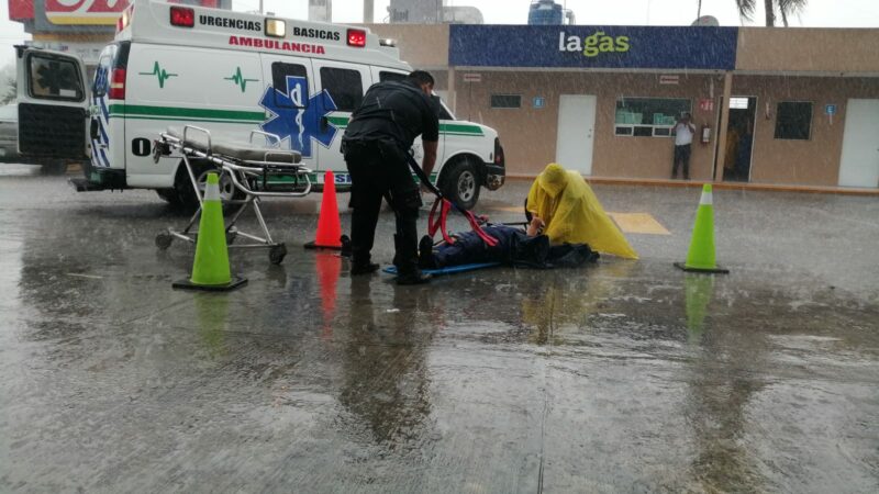 Por evitar mojarse en la lluvia una mujer derrapa y se fractura la pierna en Motul