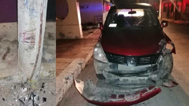 Choca contra un poste de CFE, abandona su auto y se da a la fuga en Valladolid
