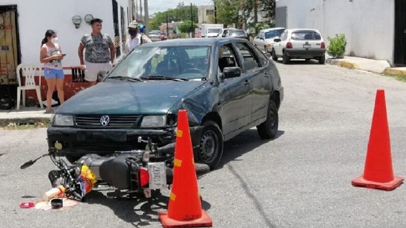 Se vuela un alto y choca a un motociclista en la colonia Chichén Itza.