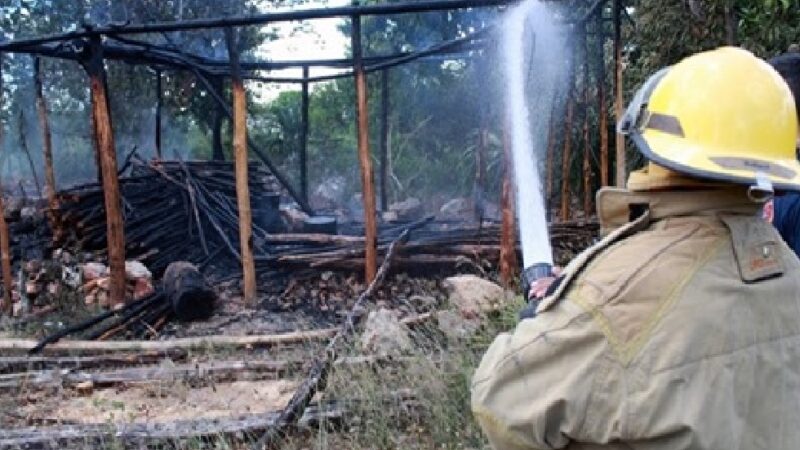 Construía su casa de huaño en Peto, pero se le quema