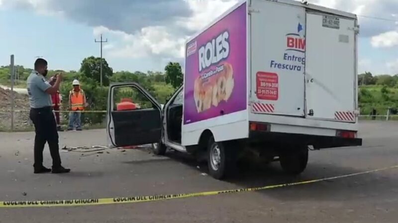 Repartidor de Bimbo choca contra un volquete en carretera Mérida- Campeche