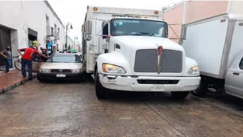 Camión cervecero choca a un taxi estacionado en el centro de Valladolid