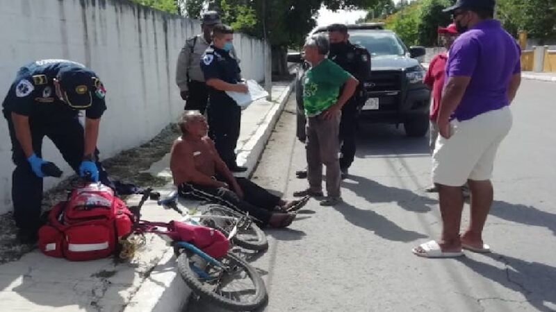 Abuelito izamaleño lo atropelló un Mazda, salió de golpe con su bicicleta