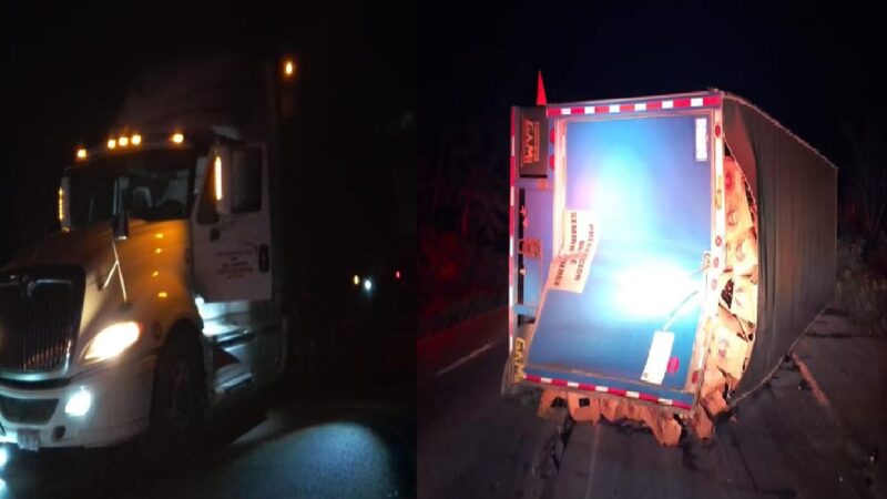 El remolque de un tráiler lleno de cajas de cerveza vacías vuelca en Valladolid.