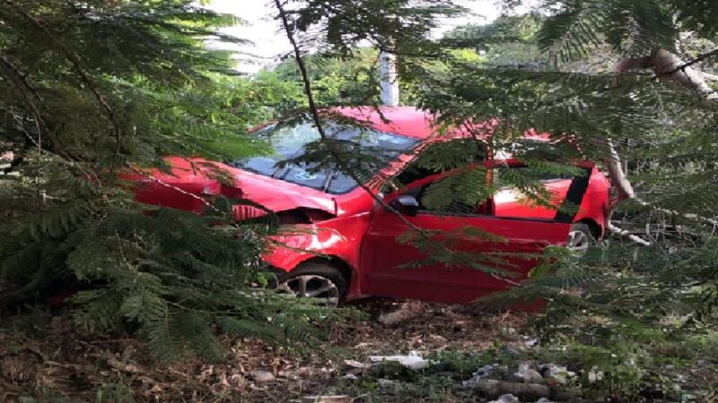 Le cierran el paso y se sale de la carretera en el periférico de Mérida