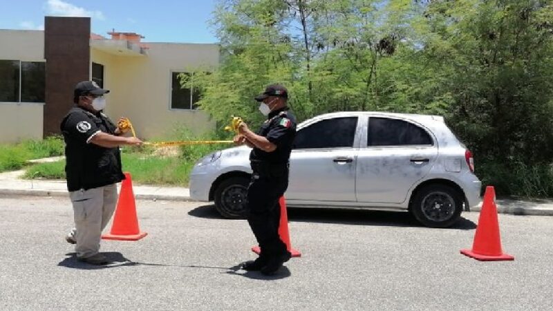 Abandonan un Nissan March sin placas en el fraccionamiento “Joyas de Opichén”.