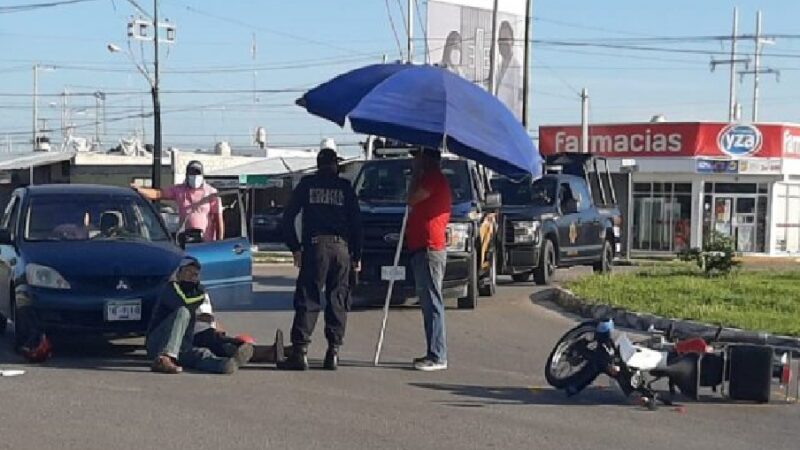 Por mandar un mensaje por celular atropelló a dos motociclistas en Ciudad Caucel