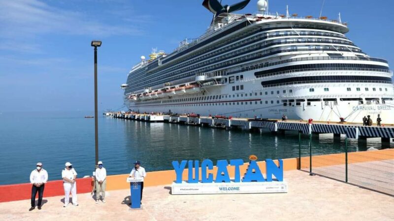 (Video) Prestadores de servicios a golpes se disputan a los turistas del Crucero Carnival Breeze