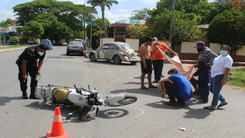 Un motociclista choca contra un Vocho que se voló un alto en Mérida