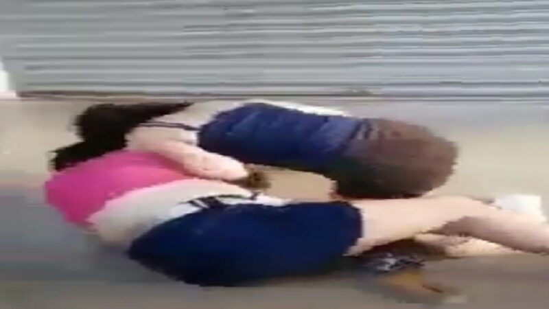 (Video) El mercado San Benito le sirvió de “Ring” a dos mujeres que se liaron a golpes