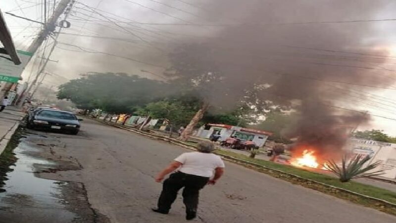 Incendian una calle en Mérida, protestan por la ineficiencia de la CFE