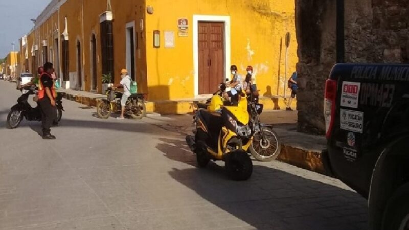 Chocan dos motociclistas, uno se lesiona la cabeza en Izamal