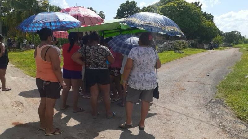 La CFE los deja más de tres días sin luz, afectados cerraron calles de Cacalchén.