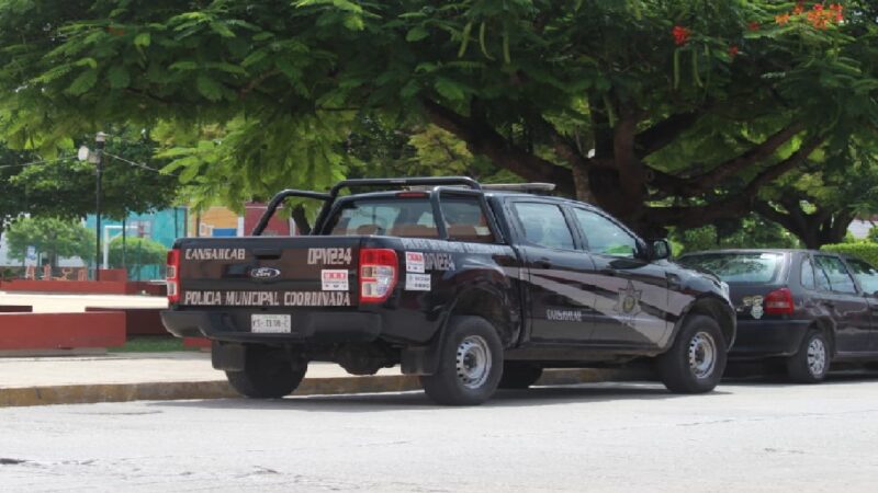 Policías de Cansahcab estacionan en franja amarilla y abandonan por más de dos horas una patrulla en Motul.