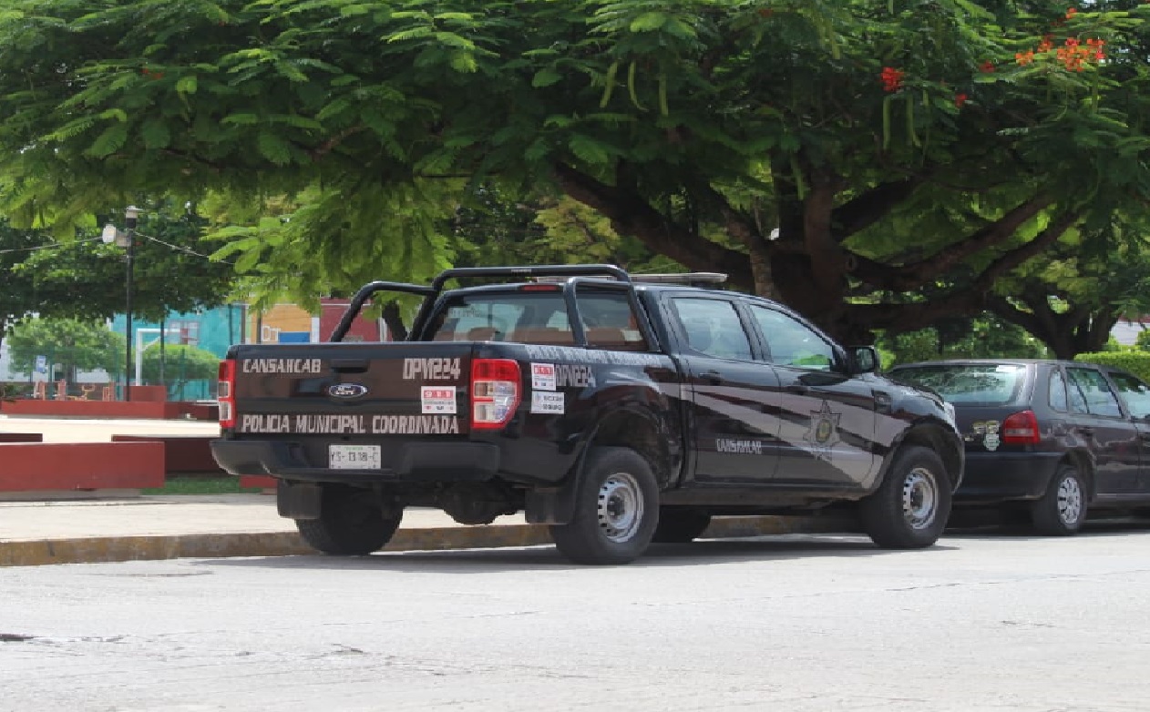 Policías de Cansahcab estacionan en franja amarilla y abandonan por más de dos horas una patrulla en Motul.