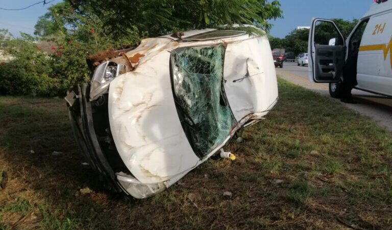 Un automovilista vuelca en el periférico de Mérida, dice que no se acuerda que pasó