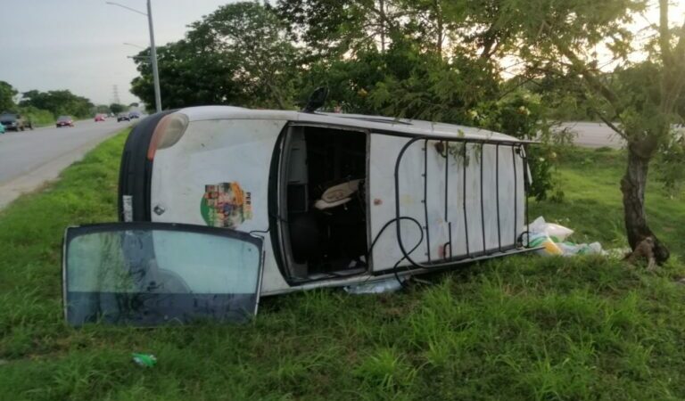 Por una falla mecánica un automovilista vuelca en el periférico de Mérida
