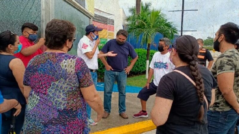 Dueños de expendios bloquean las oficinas de grupo Modelo, exigen certeza en sus negocios