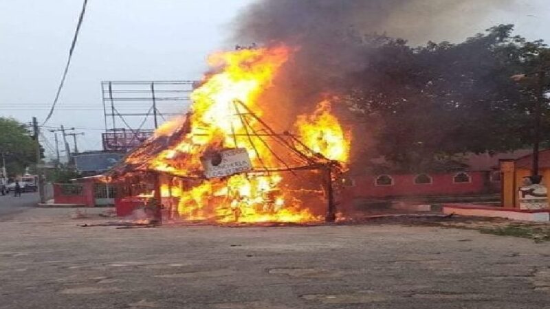 Un corto circuito incendia y quema la lonchería “Los Ceibos de Muna”  