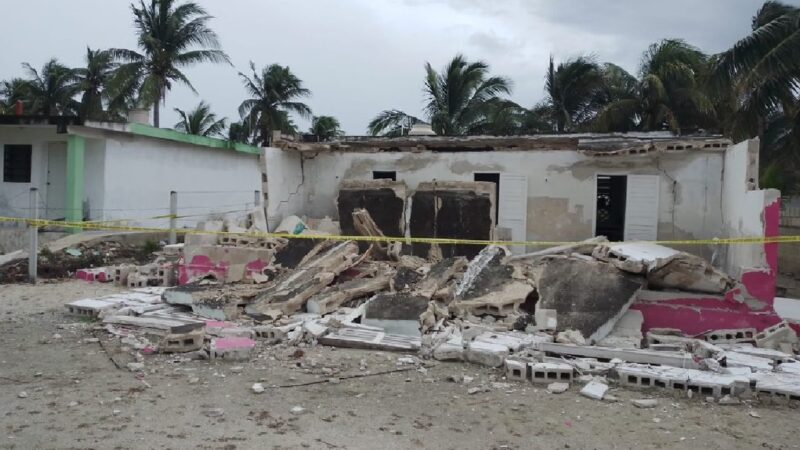 Las intensas lluvias causan el desplome de una casa abandonada en Chelem