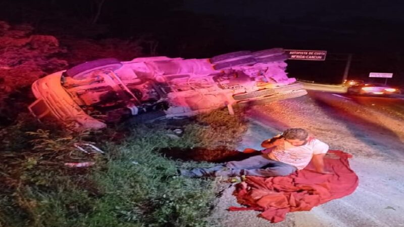 Un volquetero le gana una curva y se voltea en Valladolid