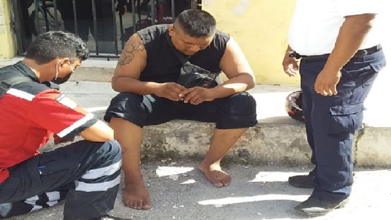 Conductora despistada se vuela un alto, choca y lesiona a un motociclista en Izamal