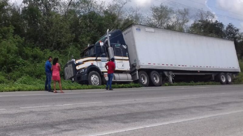 Tráilero se le estallan dos llantas, se salvó de volcar en la vía federal Mérida – Motul.