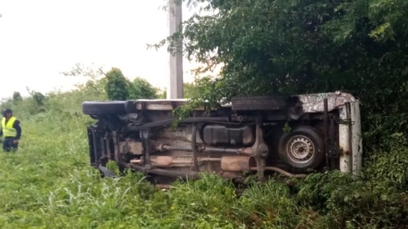 Vuelca en la vía Mérida – Tizimín, le patinaron las llantas de su Mitsubishi