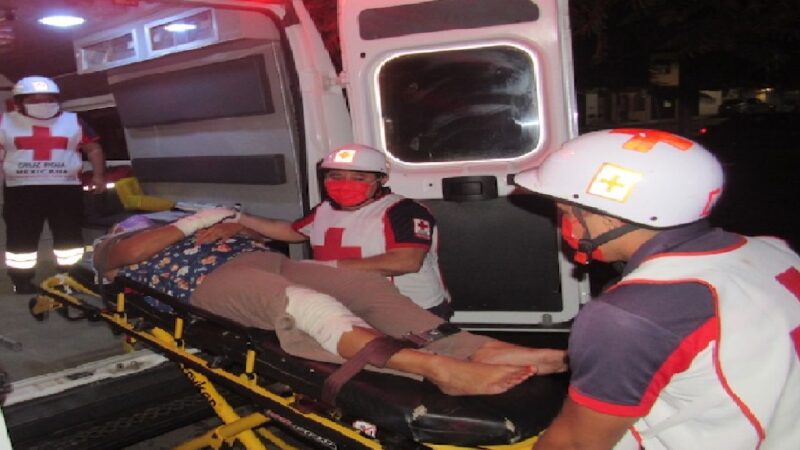 Mujer motociclista choca contra un auto por alcance y se lesiona en Tizimín