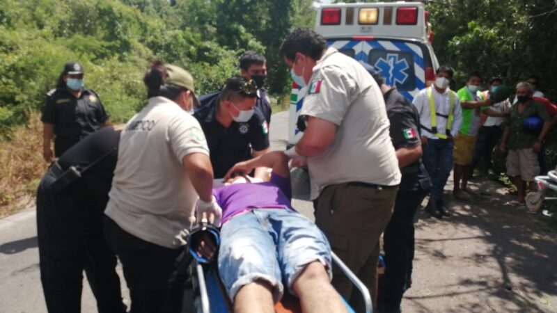 Se duerme al volante vuelca y queda prensado en la carretera a Cacalchén