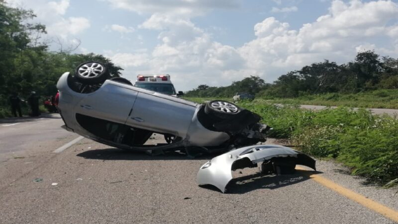 Se duerme al volante y vuelca sobre la vía Mérida-Motul