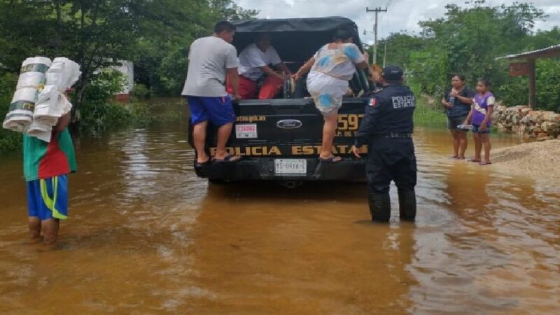 Agentes de la SSP auxilian a familias de una comisaría de Tekax, se inundaron sus casas.