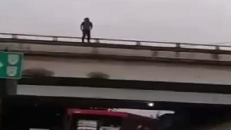 (video) Un sujeto intenta suicidarse se arroja del puente de Altabrisa en el periférico de Mérida