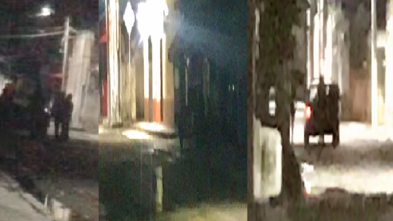 Al estilo de los picapiedras policías de Dzilam González empujan patrulla sin gasolina